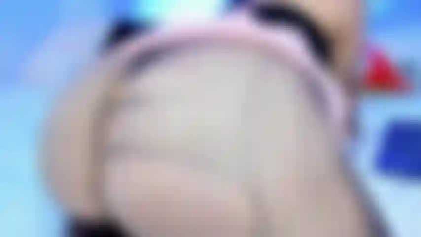 Voici votre fille parfaite prête à réaliser tous vos désirs.