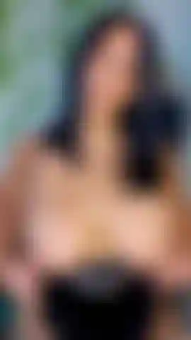 Fellation sensuelle avec un contact visuel intense.