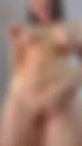 Les lèvres de sa chatte sont mouillées.