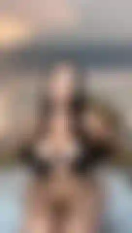 Je fais rebondir mes gros seins.