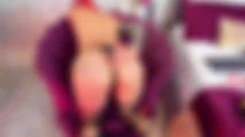 I take off my panties, get on all fours, and show you everything. Then I bring my feet to my mouth and suck on them while you feel me getting turned on… and to finish things off, I fuck my pussy nonstop until I come right in front of the camera.Close-ups of everything, uncut. Come on in and don’t miss a single second. 🔥
