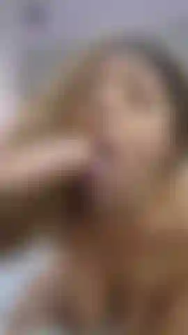 Gorge profonde en gros plan avec beaucoup de crachats.