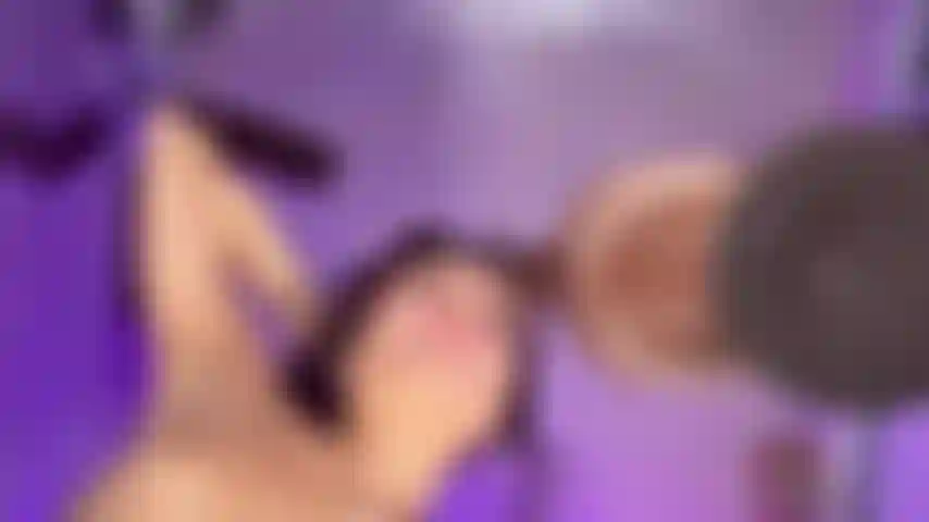 Une pipe bien salope avec plein de jeu de salive ! Regarde-moi sucer une grosse bite noire par en dessous de ma chaise transparente !! Regarde-moi lécher toute ma salive comme une bonne salope !