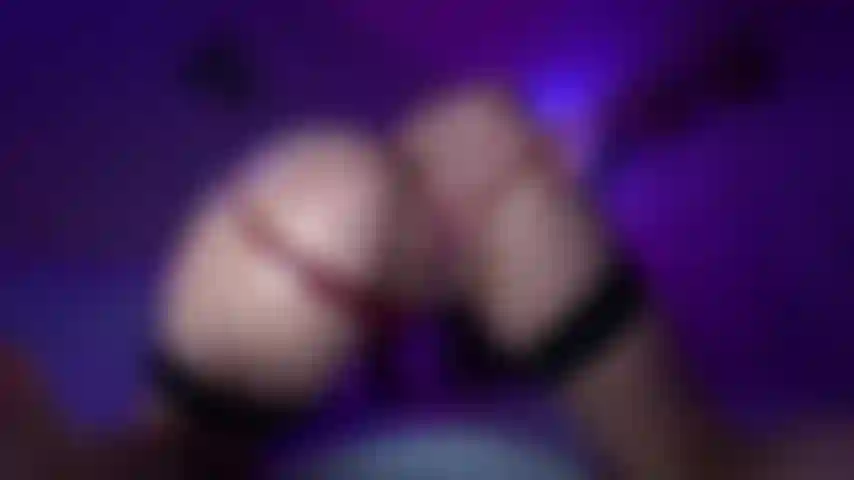 Je me suis huilée, j'ai giclé fort puis j'ai frotté ma culotte partout sur moi et je l'ai fourrée dans ma bouche avant de vous la remettre.