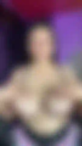 Je donne une fessée à mes gros seins pour qu'ils salivent.