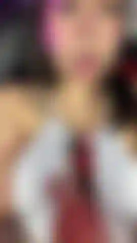 Je touche tout en faisant vibrer mon jouet.