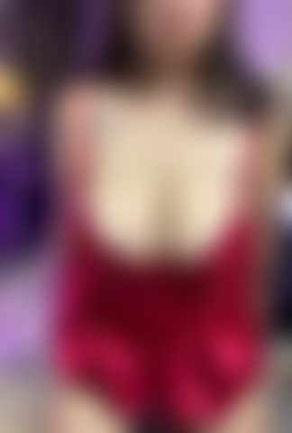 Mes seins sont clignotants sur une robe rouge.