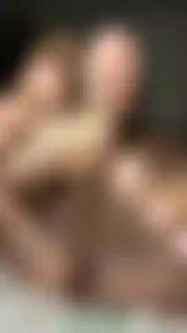 Je me masturbe et me caresse avec mon gode nora jusqu'à ce que je jouisse partout.