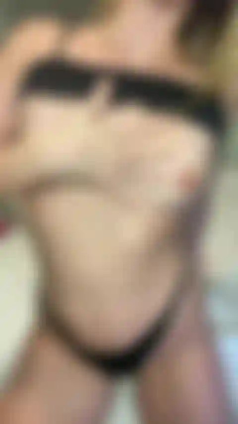 Je suis toujours aussi excitée.... J'ai dû me baiser la chatte et jouir.