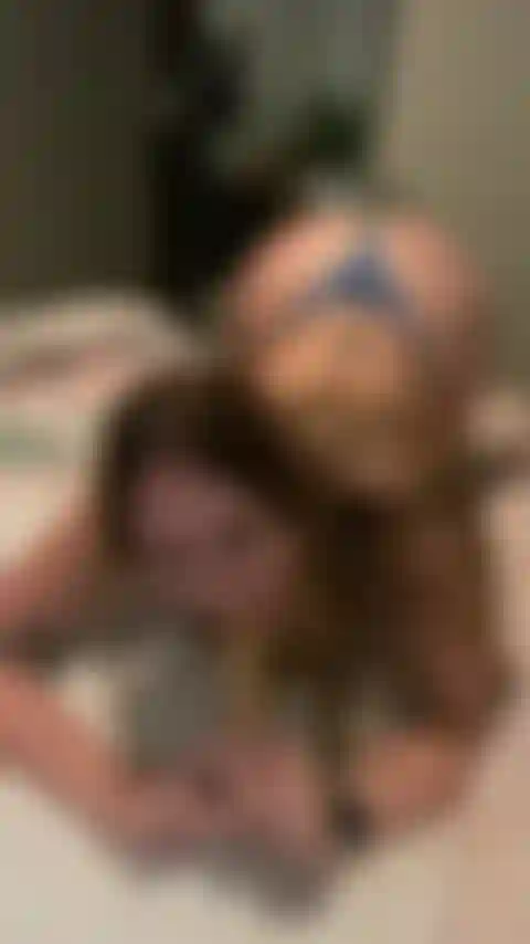 Je suce profondément ta grosse bite avec mon cul relevé.