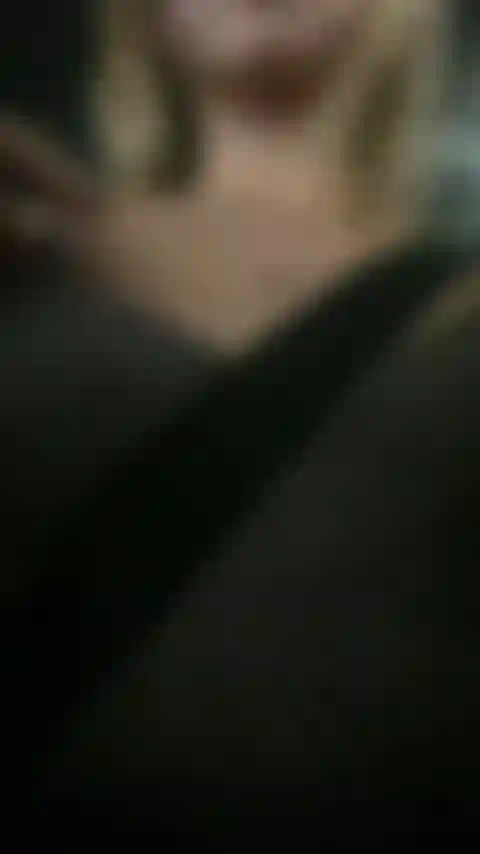 Excitée au feu rouge... Déteste le trafic !