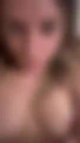 Qui joue la chatte dans mon lit. Pas de maquillage, je viens de me réveiller.