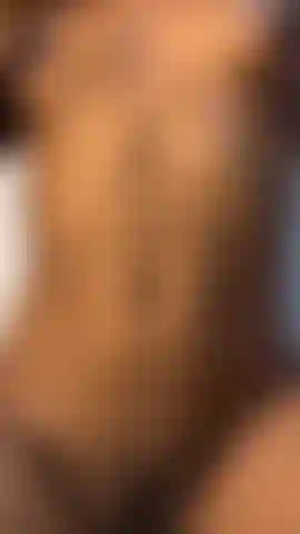 Une fille couvre son corps d'huile tout en jouant avec sa chatte poilue dans son salon.