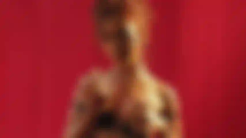 Maia séduit avec ses fesses délicieuses et crache sur ses beaux seins devant moi pendant qu'elle enlève les bas de maya. J'imagine ta peau douce entre mes mains.