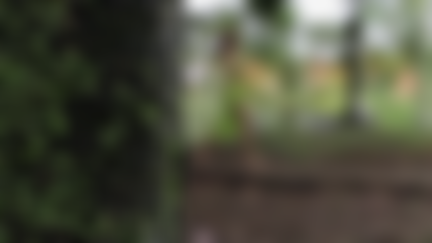 L'intimité dans la nature fait que les vêtements de maia tombent lentement jusqu'à ce qu'elle soit complètement nue pour toucher son corps découvert.