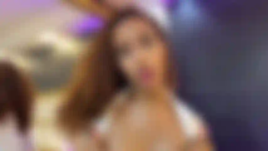 Maia lors de son premier jour de secrétariat devient vraiment excitée et veut jouer avec tous ses jouets, venez avec moi ;).