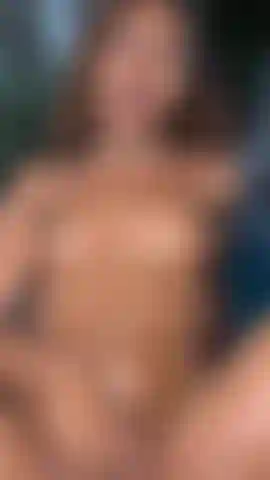 Une fille ébène baise sa chatte poilue et humide dans la piscine.