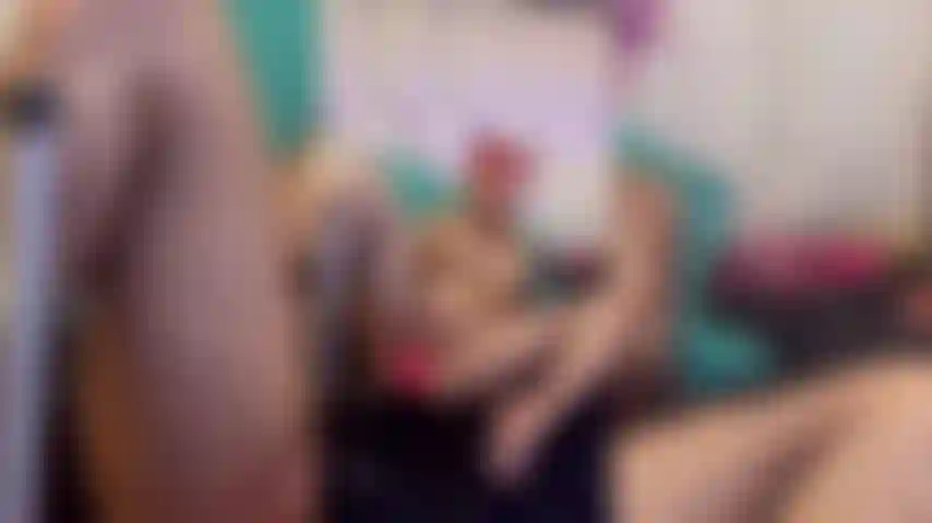 Baisée par une machine à baiser vraiment durement et profondément.