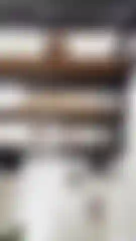 Masturbation dans les escaliers.