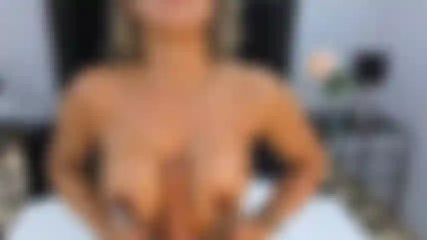 Peux-tu imaginer ta bite entre mes seins ? Regarde-moi faire plaisir à ce gode comme si c'était toi, lentement, humide et tellement chaud.