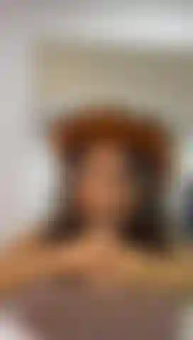 Viens me regarder te sucer lentement, profondément et affamée de toi.