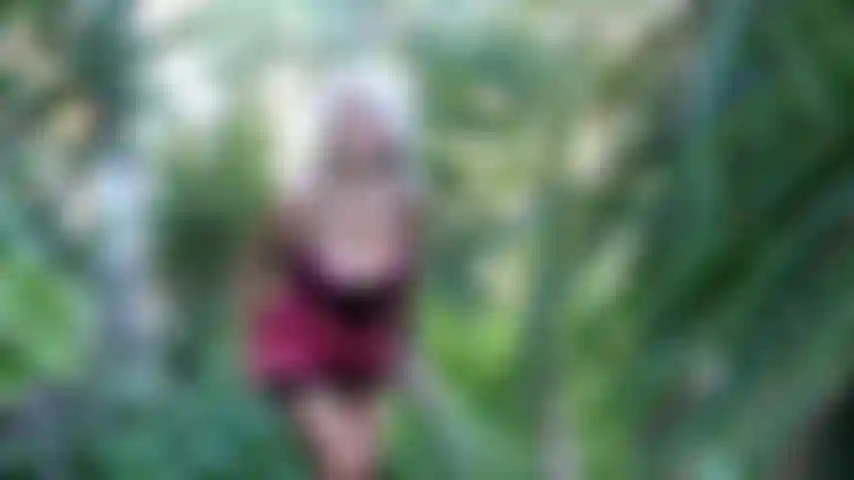 Seins nus dans la nature.