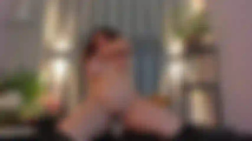 Donne une fessée forte à mes seins + grosses moams.