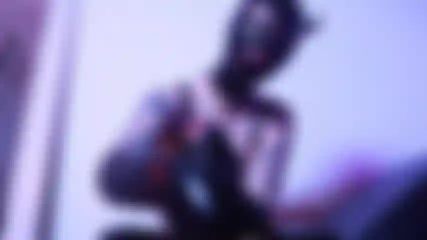 Branlette / footjob en latex.