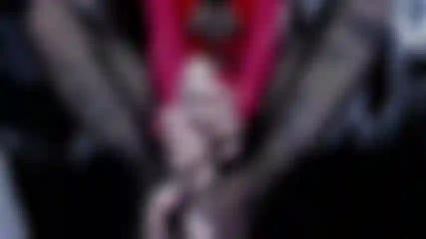 Branlette mains et pieds, bas résille, ongles d'orteils blancs.