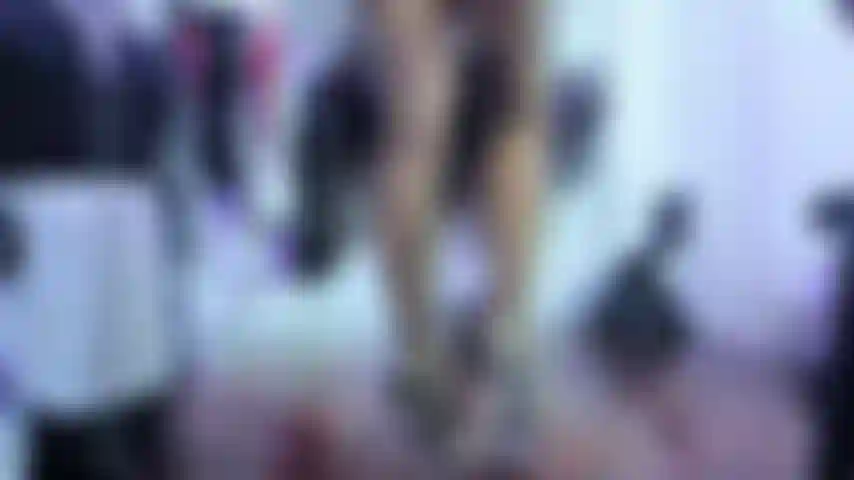 Je marche avec des talons hauts et clairs.