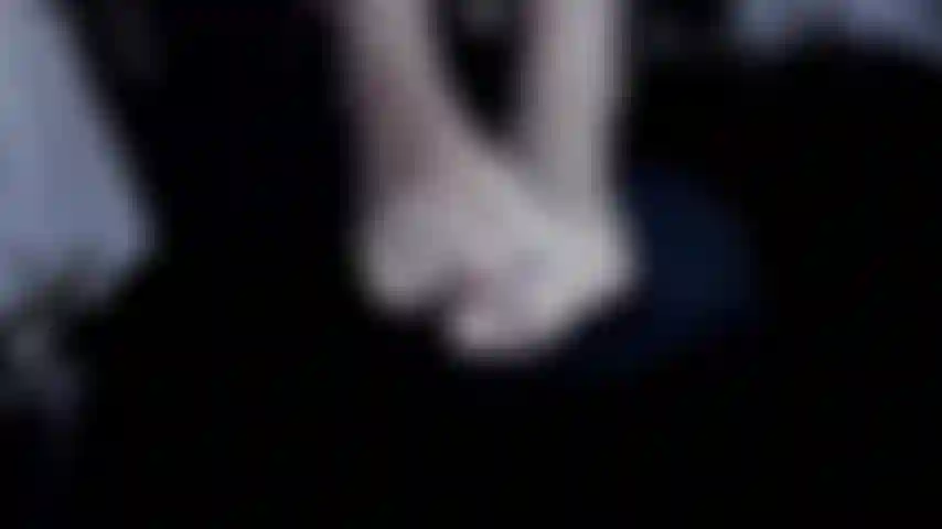 Adore mes pieds et mes ongles blancs avec les chaussettes en filet noir, je t'ai bu et tu me donnes ton lait sur mes orteils.