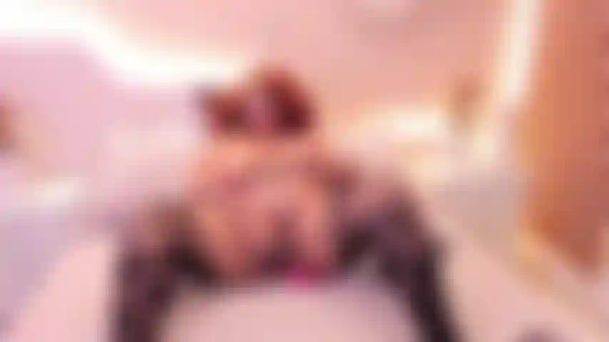 Ma chatte mouillée se fait baiser fort par un gode !