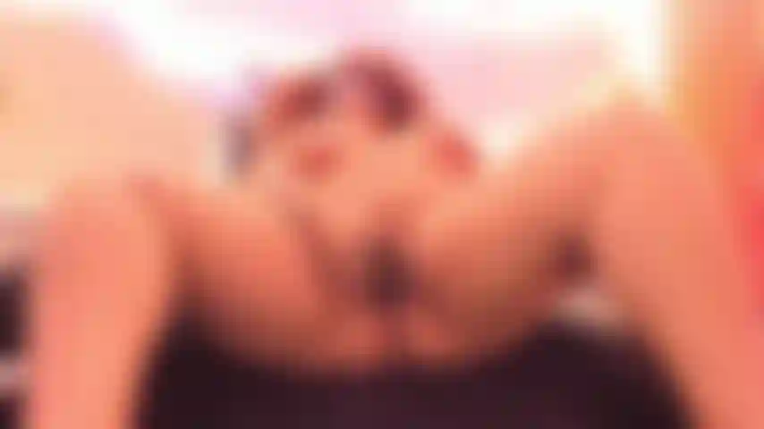 Je masse ma chatte avec mon domi jusqu'à ce que j'aie un énorme squirt dans ta bouche.