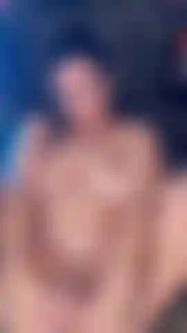 Regardez-moi gicler toute nue. Je rentre même mes seins et montre mes pieds.