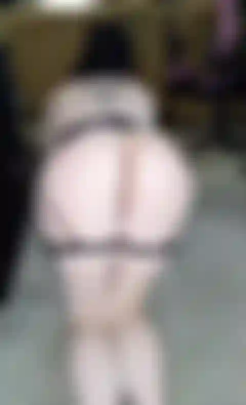 Exhibant mon cul et ma chatte nus.