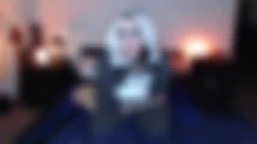 Mon demi-frère met ma petite demi-soeur au lit.