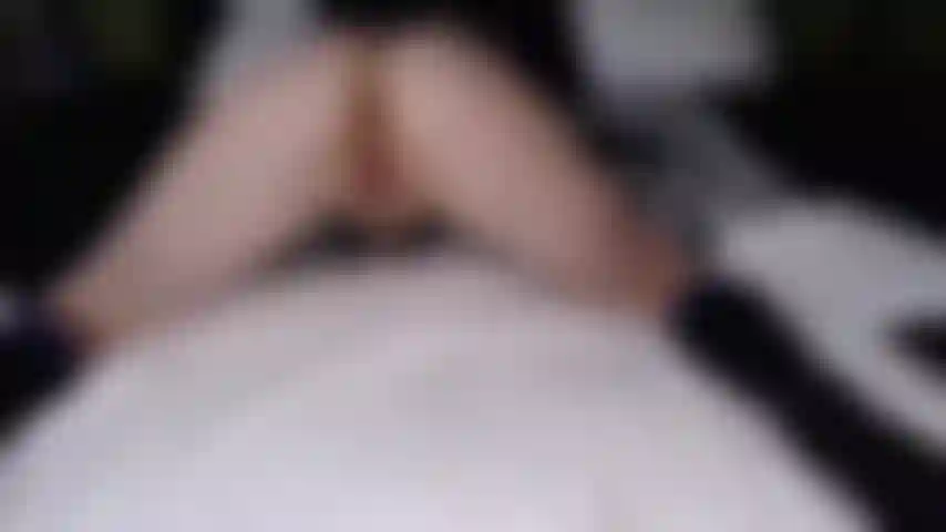 Nue, twerk et taquiner la chatte serrée.