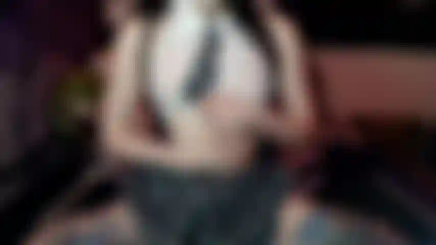 Une écolière gothique pov chevauche et jouit lourdement sur bwc.