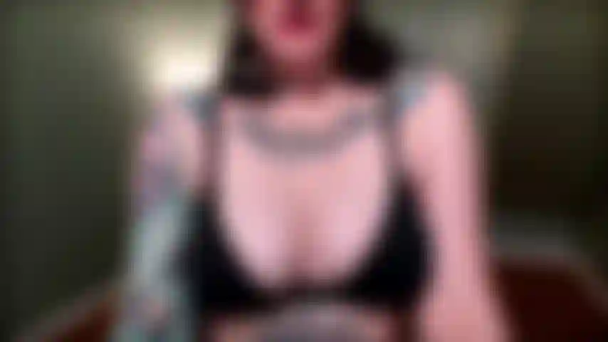 Je vous hypnotise avec mon haut de bikini.