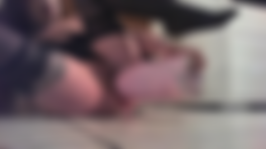 Ma chatte est mouillée ! Je joue avec des bouteilles de champagne.