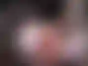 Es-tu aussi excitée que moi ? Alors viens, prépare ta bite. Jouis-le pour moi. Je vais te montrer, enlever ma culotte et te montrer mes gros seins. Alors je l'obtiens avec le gode ! Je le suce d'abord, puis dévore mon pus humide.