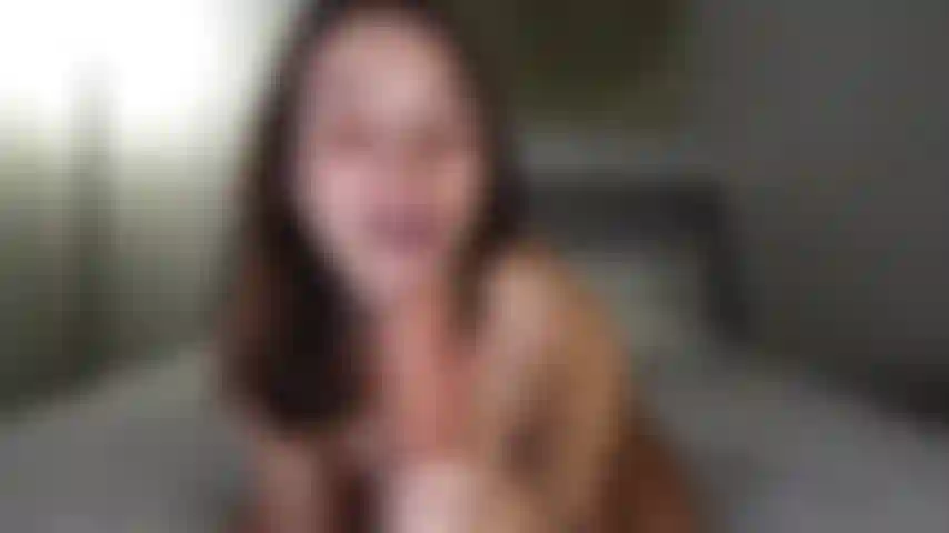 Enceinte, chevauchant un gode.