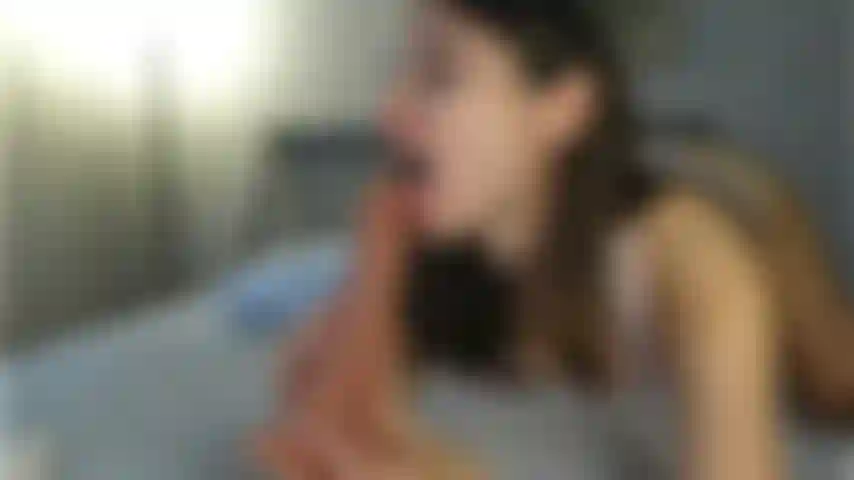 Bébé preggo se déshabille.