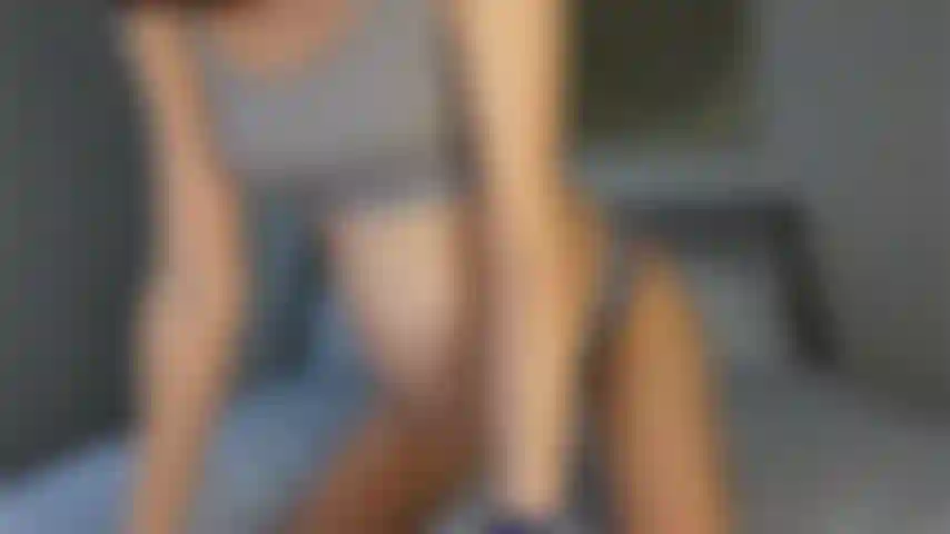 Preggo montre son trou du cul et sa chatte.