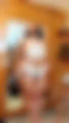 Tout simplement incroyable, venez voir une sexy fille se déshabiller pour vous !