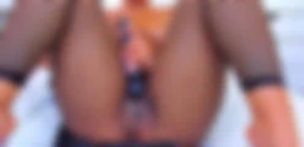 Allonge-toi et regarde mes jambes trembler pendant que j'ai ce grand orgasme.