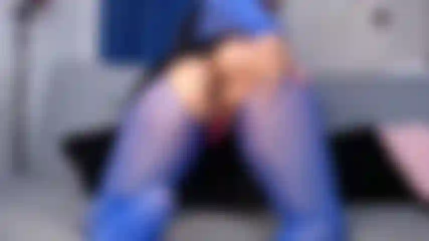 Je m'entraîne à l'anal en combinaison.