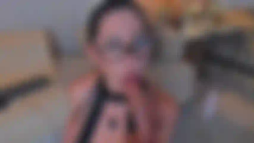 Baise mon joli visage pendant que je porte des lunettes avec une tenue à rayures !