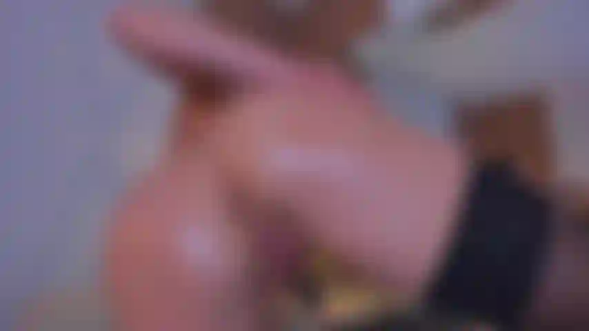 Deuxième partie de ma vidéo de massage à l'huile, doigté et frottement de ma chatte avec gros plan !!!