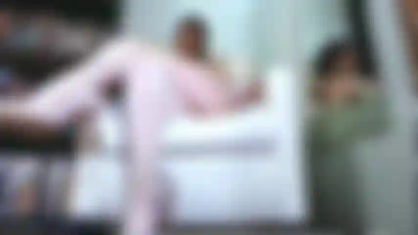 Joi pour les jambes croisées, adoratrice pendante.